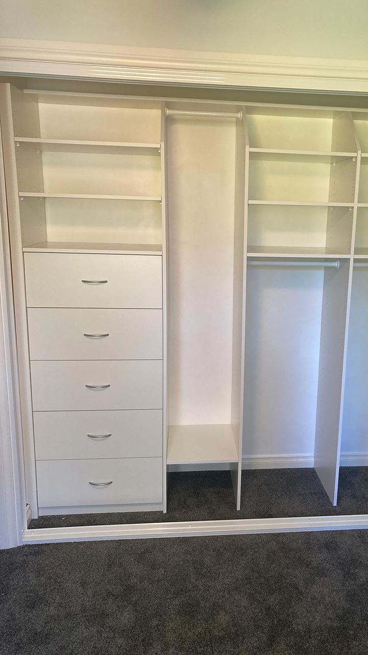 Built-in wardrobe with mirrored sliding doors and storage shelves by Thomo's Home Improvements